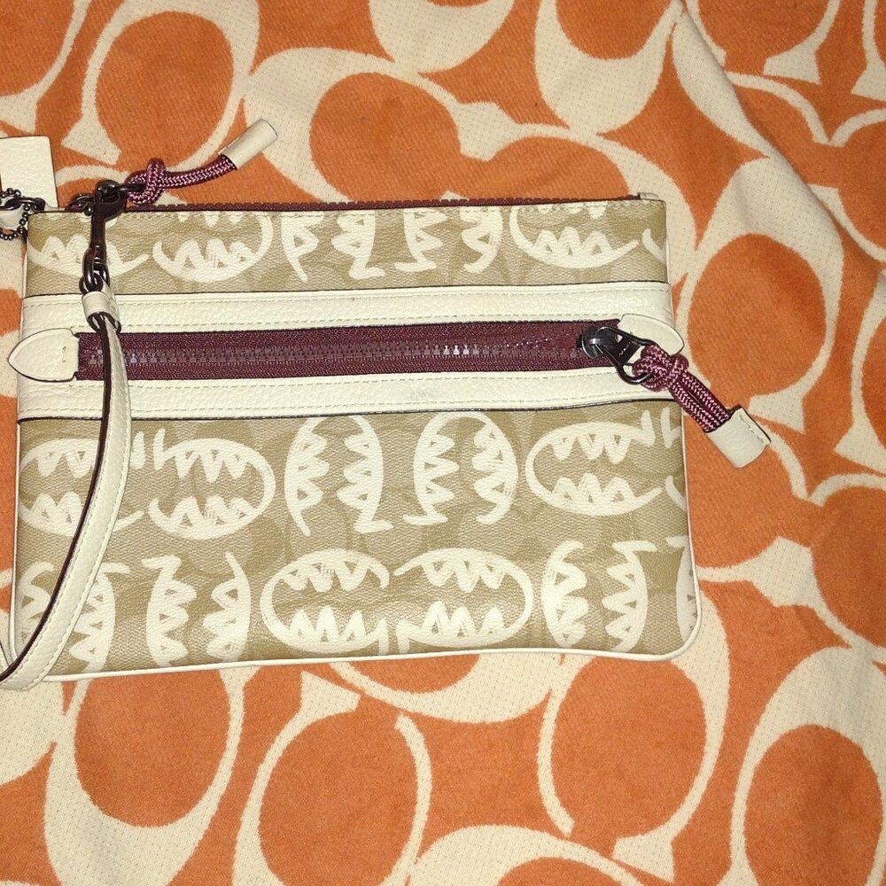 Coach Guang Yu Large Pouch